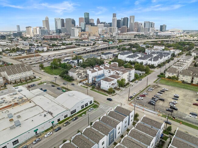 Building Photo - 2603 Hutchins St