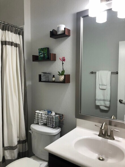 Building Photo - 1501 Lorraine Loop