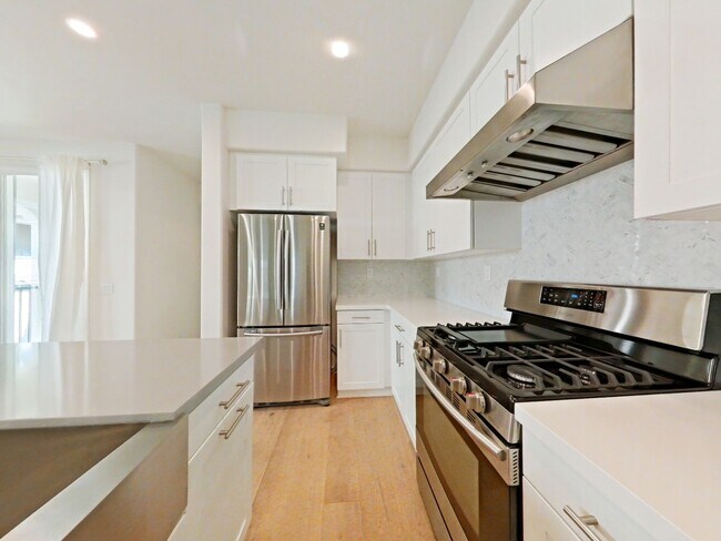 Building Photo - Los Alamitos Condo - 3 Bedroom / 2.5 Bathr...