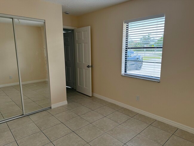 Building Photo - 1370 Birkdale Dr