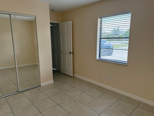 Building Photo - 1372 Birkdale Dr