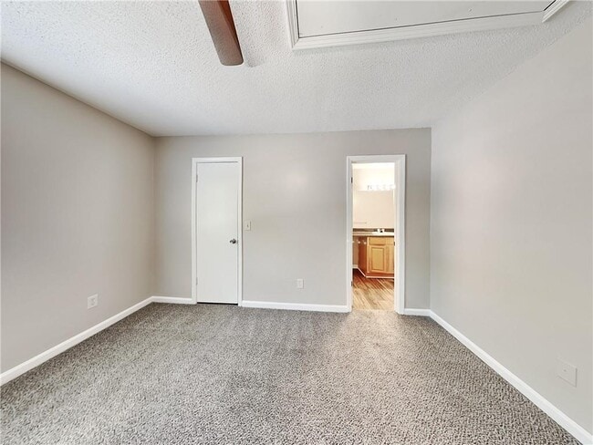 Building Photo - 5022 Hawthorne Ct