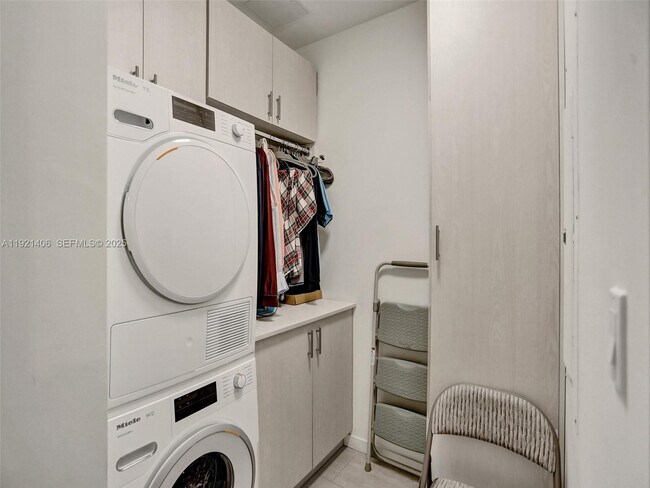 Building Photo - 1000 Brickell Plaza