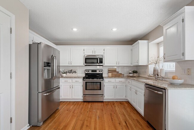 Building Photo - {13862} Spacious townhome in Prime Location + Maintenance Provided Community + Neighborhood Pool ...