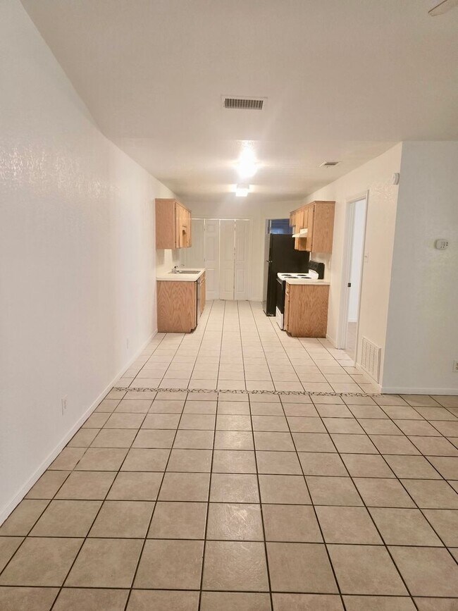 Building Photo - 1602 Van Zanten Dr