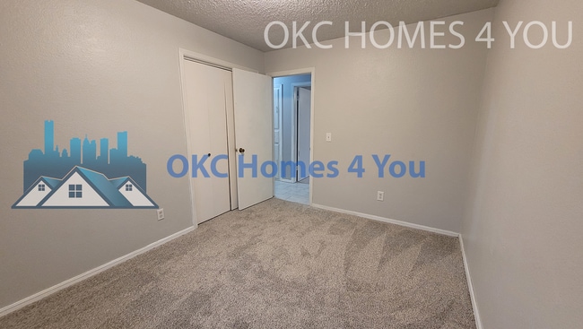 Building Photo - Updated 3 bed in Yukon