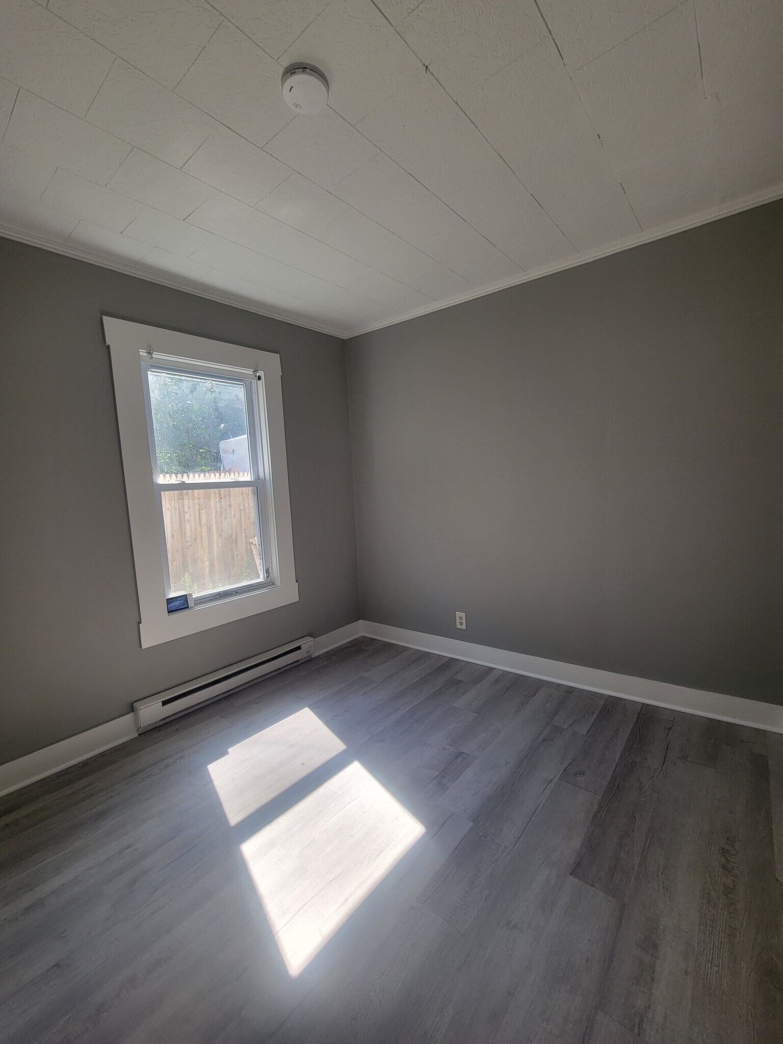 Building Photo - 162 Rollstone St