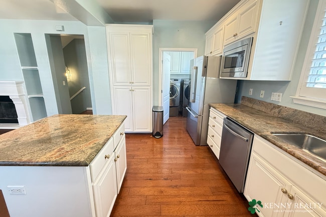 Building Photo - Spacious 3 bedroom, 2.5 Bathroom Condo w/ ...