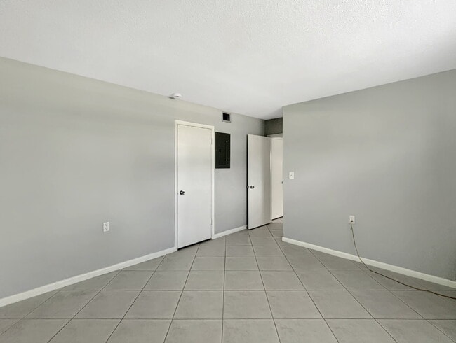 Building Photo - Well-Maintained 2-Bedroom Condo in Meridian Park | 55+ Community | Palm Beach Gardens