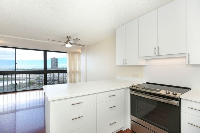 Building Photo - Renovated Kahala Towers-3 bedroom, 2 bath,...