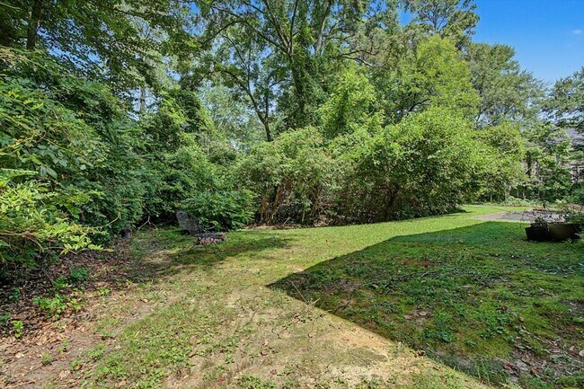 Building Photo - 2430 Coosawattee Dr NE