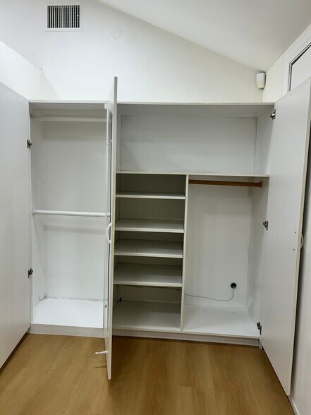 Closet - 17630 Cantara St