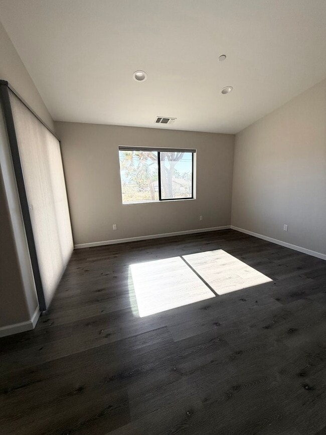 Building Photo - **COMING SOON ** 3 Bed 2 Bath Home