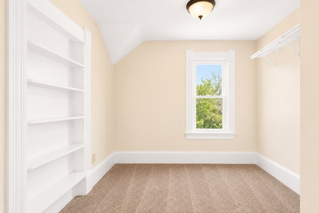 Building Photo - $1500 | 3 Bedroom 1 Bathroom | Two Story
