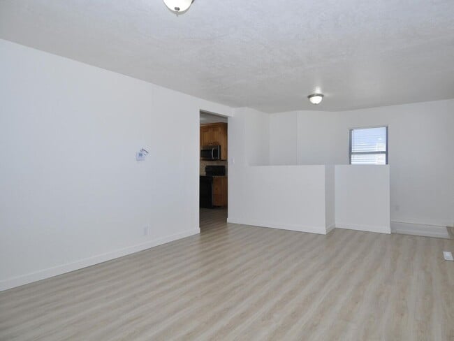 Building Photo - 3 Bedroom House with 2 Car Garage/Workshop