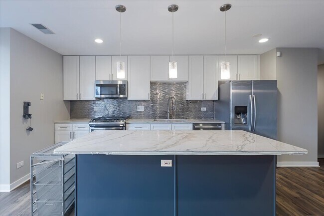 Building Photo - 222 S Racine Ave