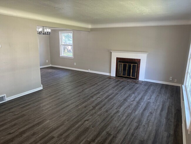 Building Photo - Stunning South Euclid 3 Bedroom