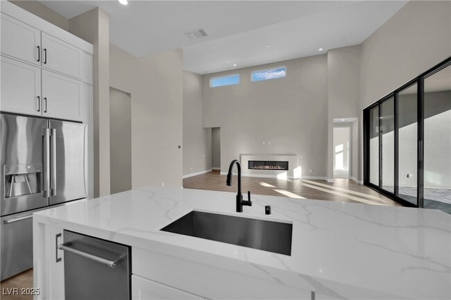 Building Photo - 11079 Rolling Vista Dr