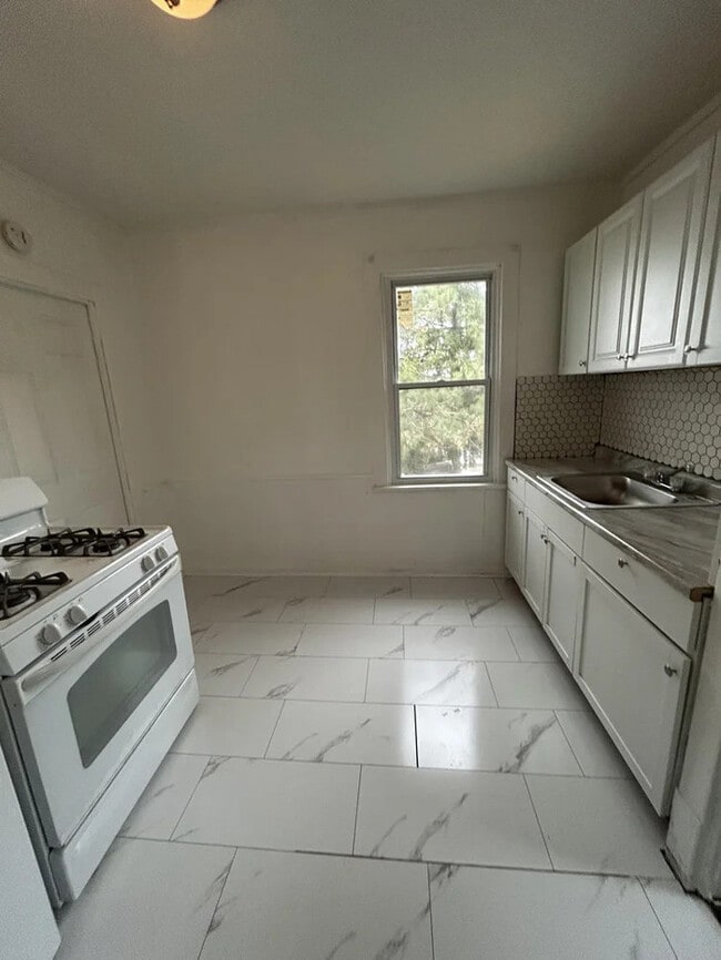 Primary Photo - 1615 Cedar St