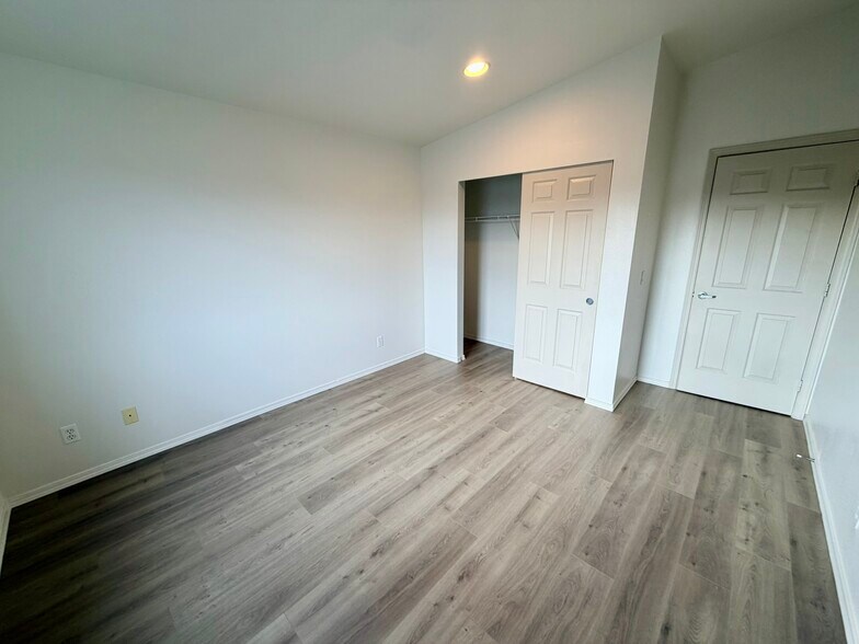 Building Photo - 937 N 86th St