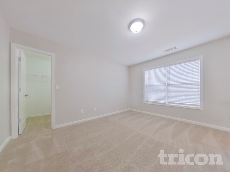 Building Photo - 1228 Saxony Dr SE