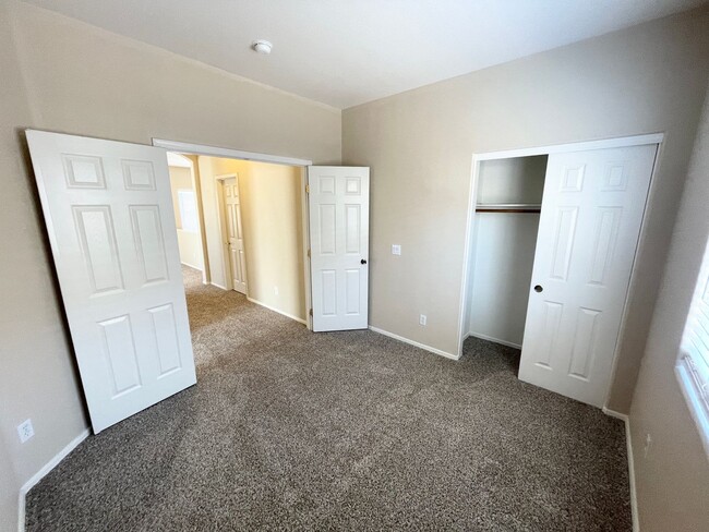 Building Photo - Sharp & Clean 4 Bedroom/ 2 Bath Single Lev...