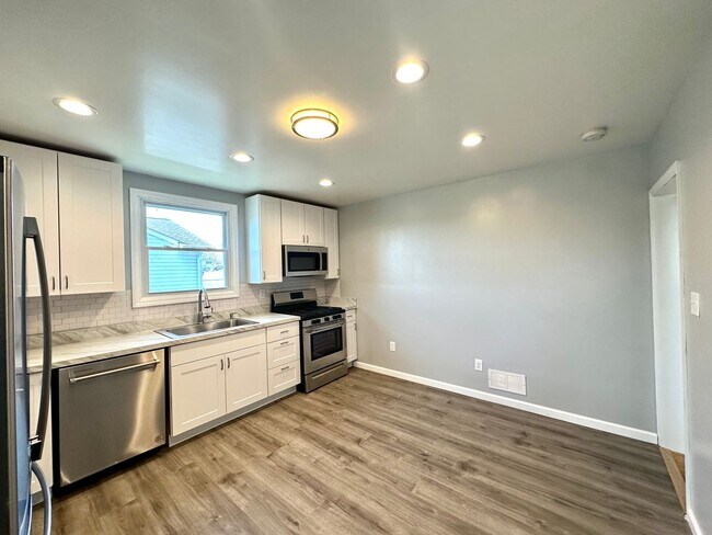 Building Photo - Charming 3 Bedroom/1 Bathroom Home in Essex, Baltimore, MD!