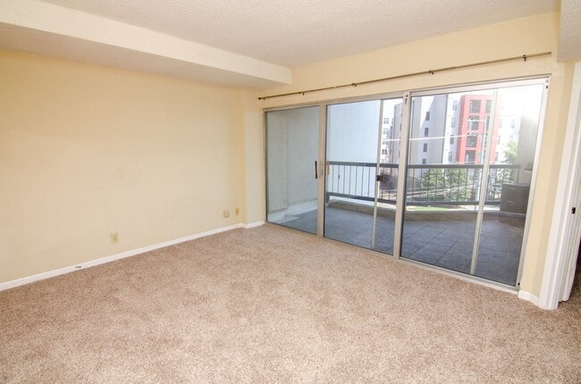 Building Photo - Centrally Located Mid-Town High-rise