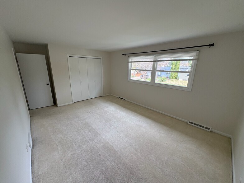 Building Photo - 356 2nd Ct