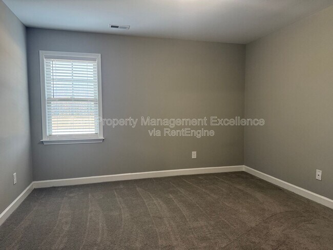 Building Photo - 432 Fallingbrook Dr