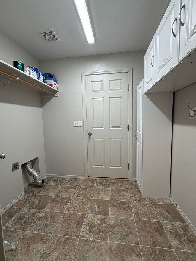 Building Photo - Beautiful 3 bed 2 bath home with flex room in Nampa just off Ustic and Middleton