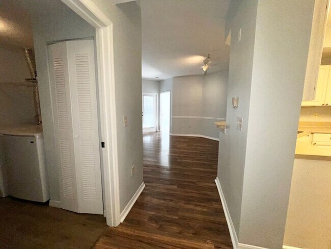 Building Photo - MOVE IN NOW! 2x2 WITH FRESH INTERIOR PAINT & LAMINATE WOOD FLOORING! PRIVATE BALCONY!!!