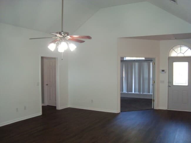 Building Photo - Ready to Rent!