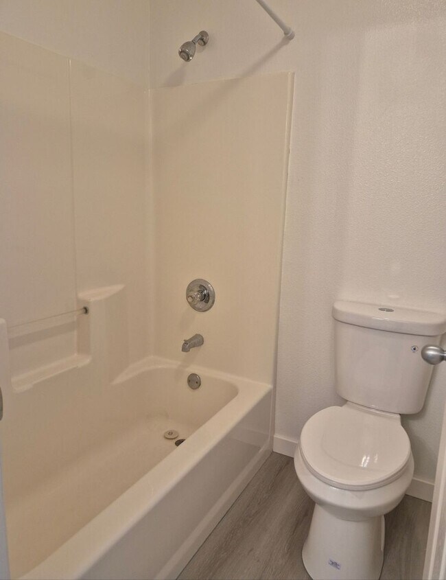 Building Photo - 3 bedroom - Move In Ready !!