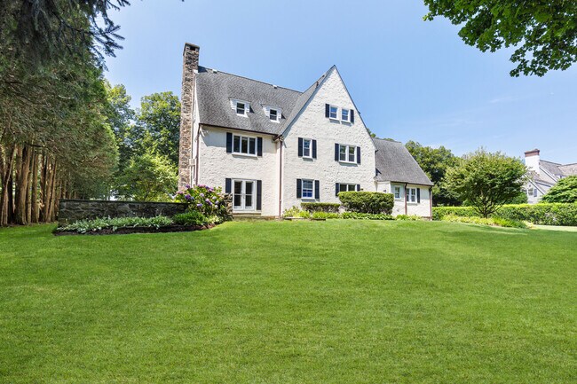 Building Photo - 30 Park Dr N