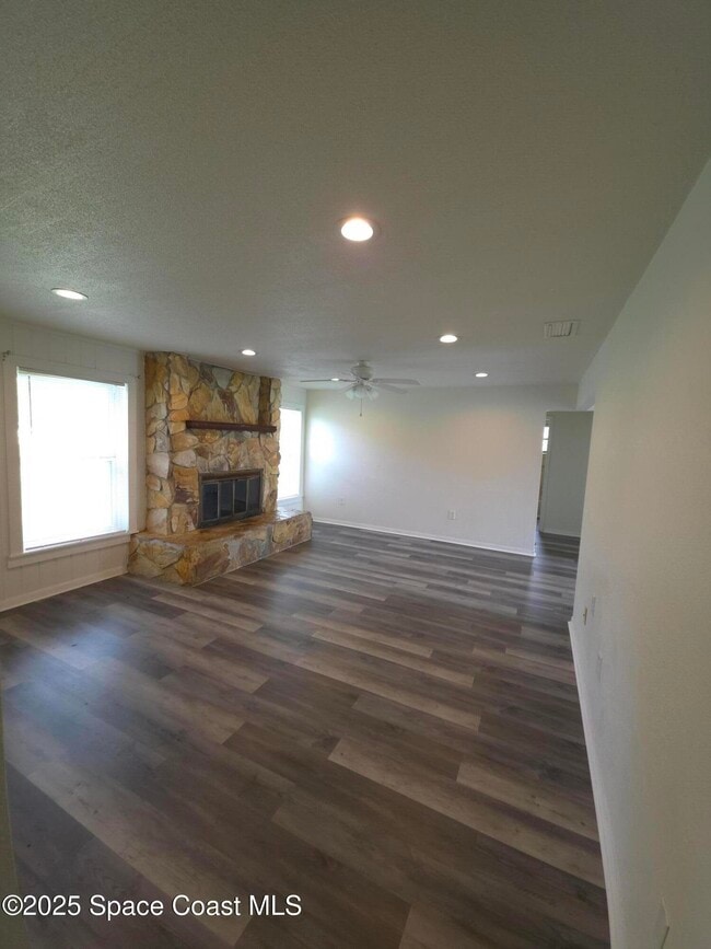 Building Photo - 901 Colonial Ave SE