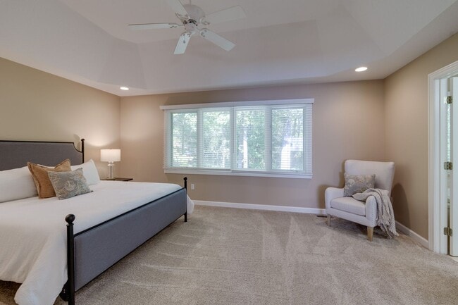 Building Photo - 4 bed 2 full bath 2 half bath home in Lamb...