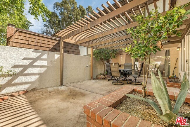 Building Photo - 10415 Larwin Ave