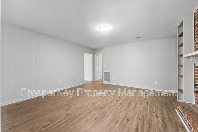 Building Photo - 4924 Roxbury Dr