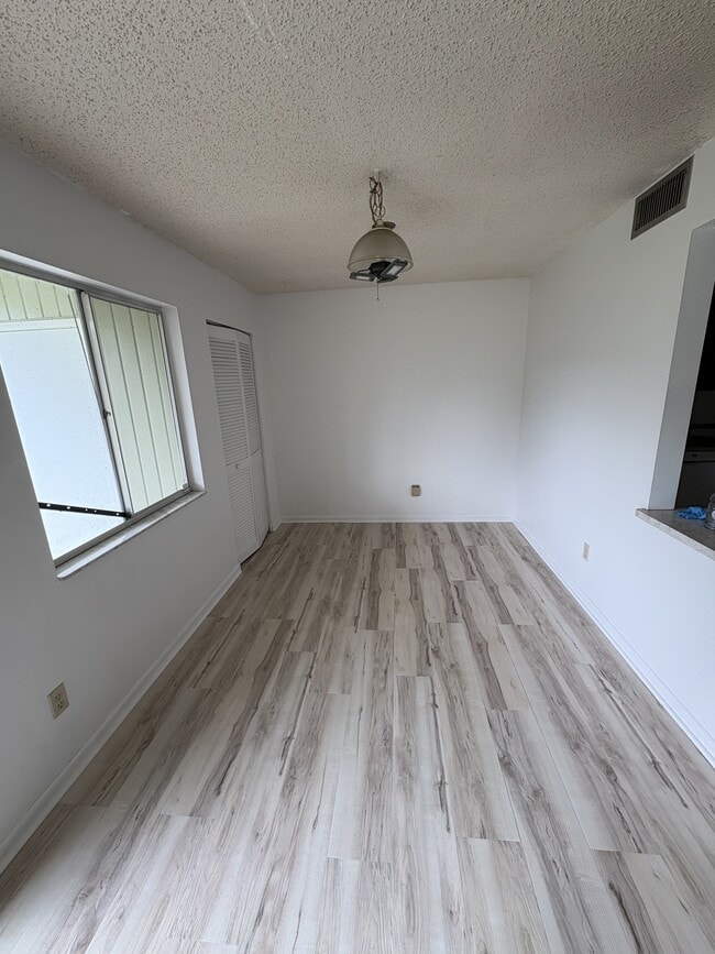 Building Photo - 593 Fairways Cir