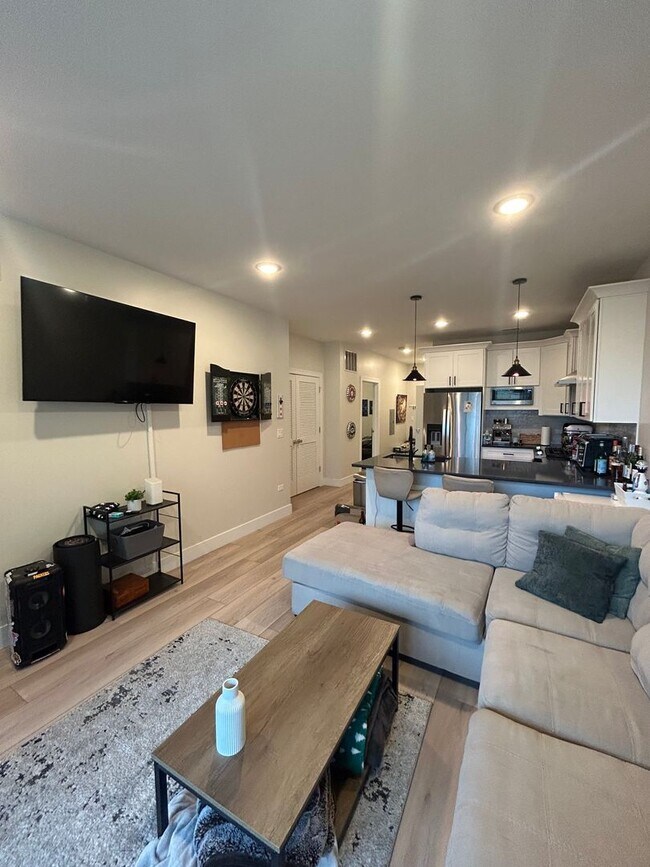 Building Photo - 1646 W Belmont Ave