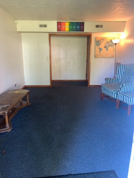 Building Photo - 102 Oakwood St