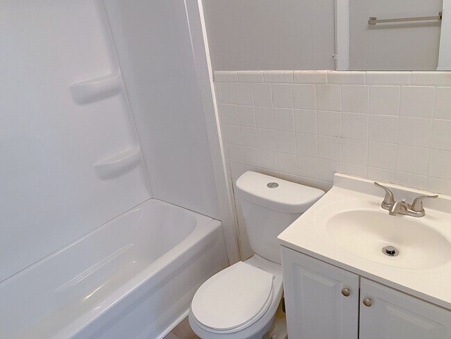 Building Photo - 1 bed 1 bathroom apartment