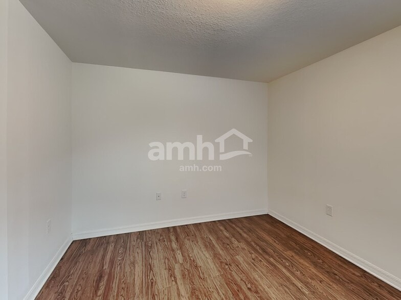 Building Photo - 733 Chatham Walk