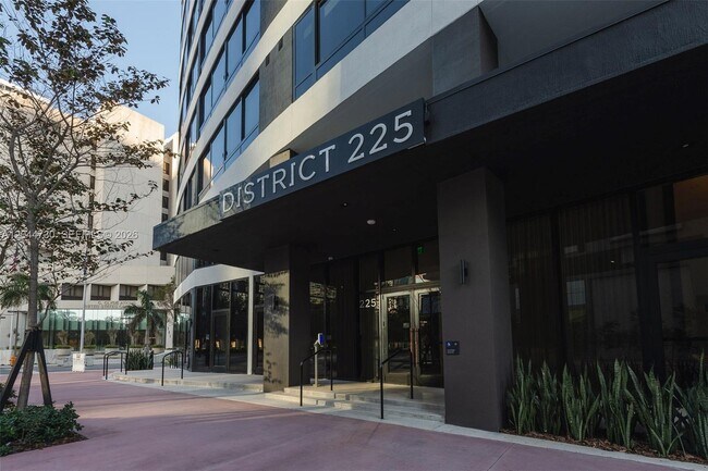 Building Photo - 225 N Miami Ave