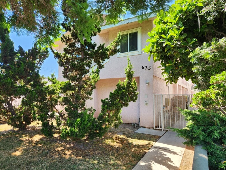 Gated Walk-in - 625 S Osage Ave