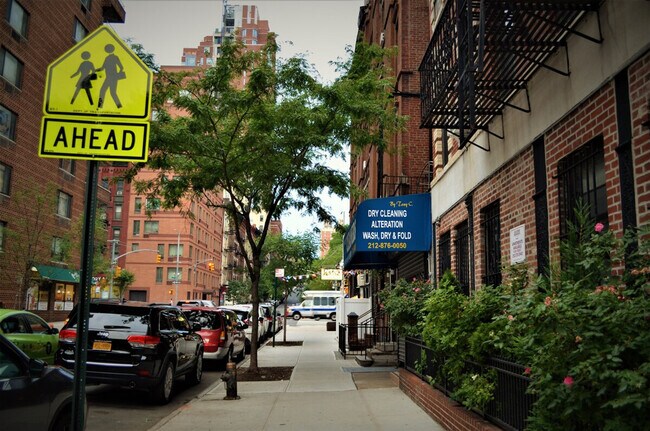 Building Photo - 305 E 95th St