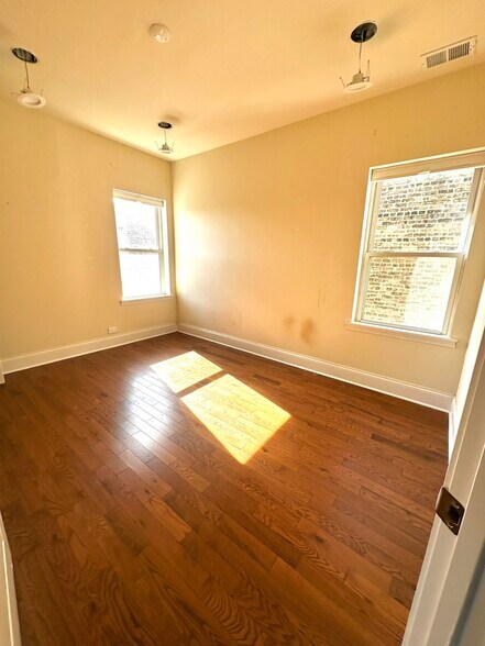 Building Photo - 1145 W Lunt Ave