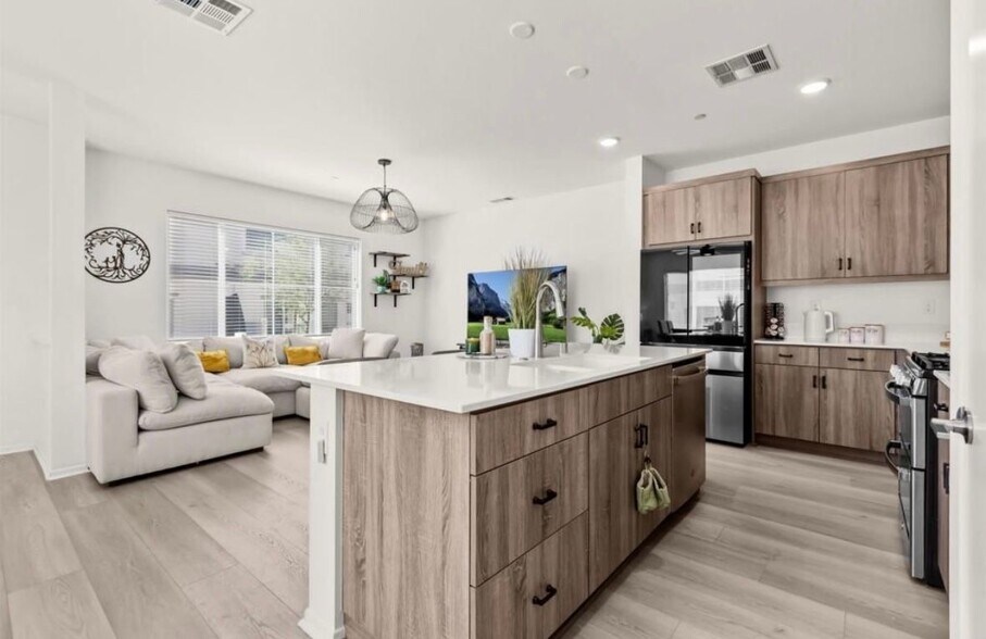 Building Photo - 359 Sweet Pl