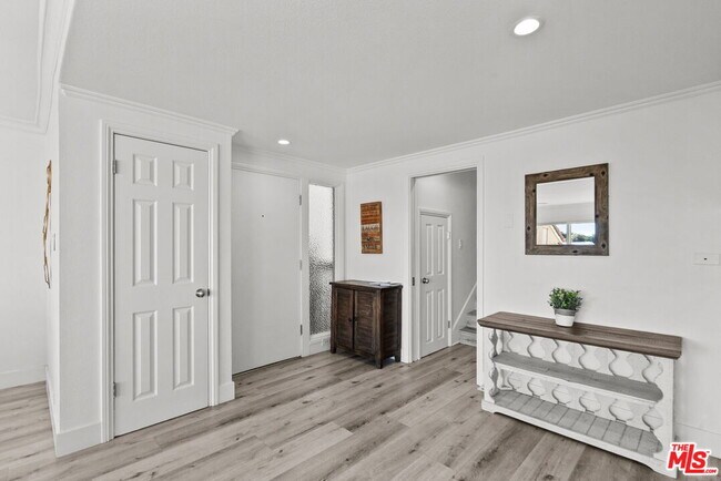 Building Photo - 23924 De Ville Way